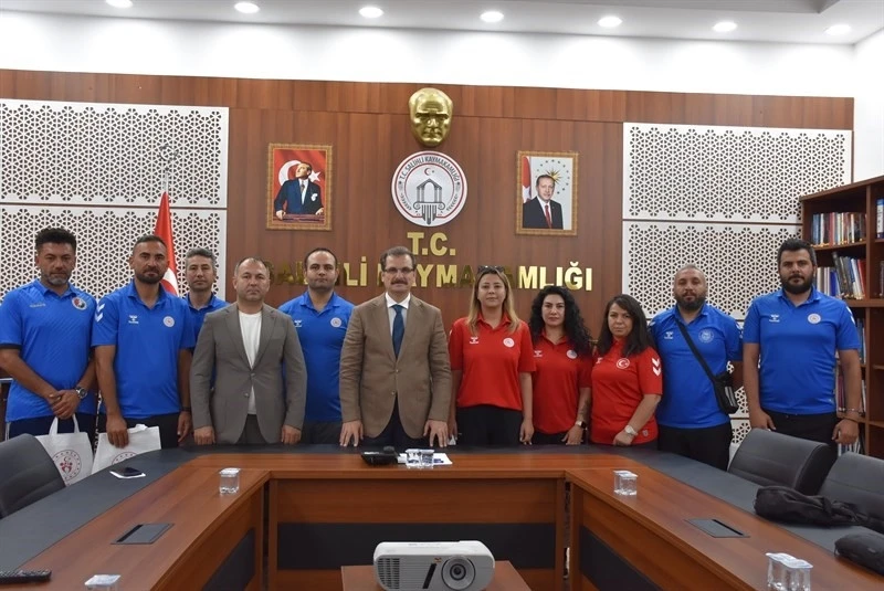 Salihli Kaymakamı G&uuml;ldoğan antren&ouml;rleri makamında ağırladı
