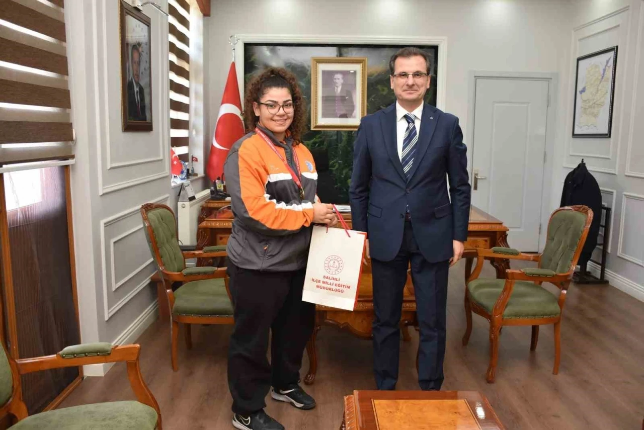 Salihli Kaymakamı G&uuml;ldoğan, T&uuml;rkiye Şampiyonu &ouml;ğrenciyi ağırladı
