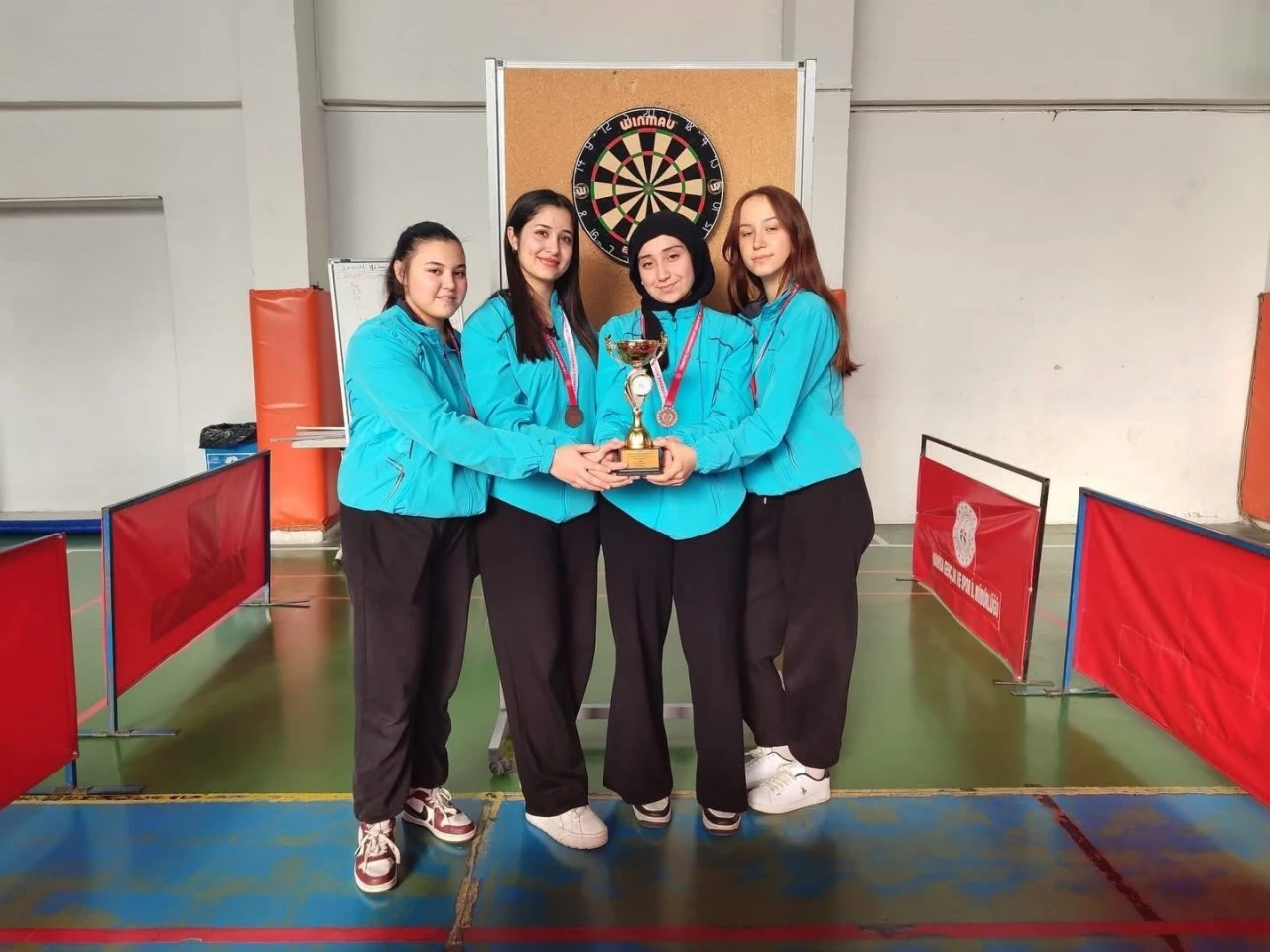 Salihli&rsquo;nin gen&ccedil; dart&ccedil;ıları il &uuml;&ccedil;&uuml;nc&uuml;l&uuml;ğ&uuml; sevinci yaşadı
