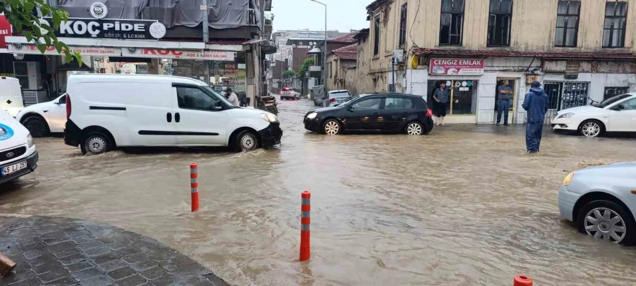 Salihli&rsquo;yi sağanak vurdu, &ccedil;ok sayıda ev ve iş yeri su altında kaldı
