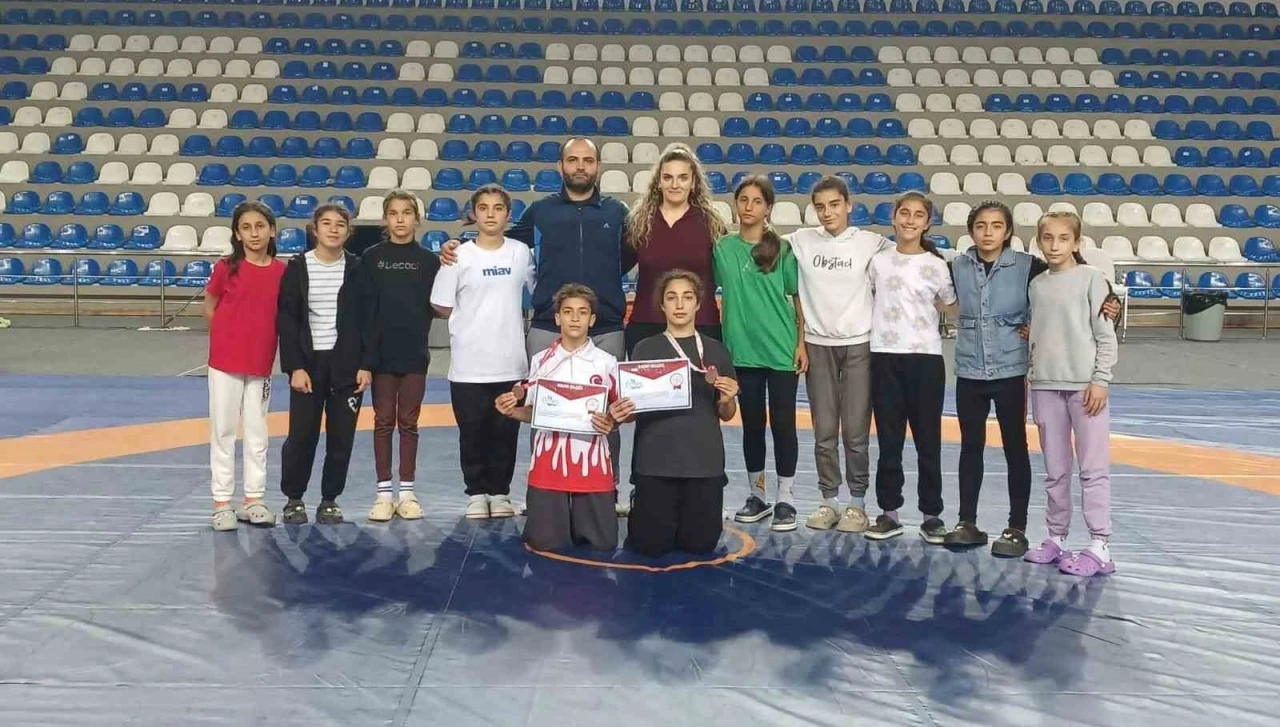 Salihlili güreşçiler, Rize’den madalyalarla döndü

