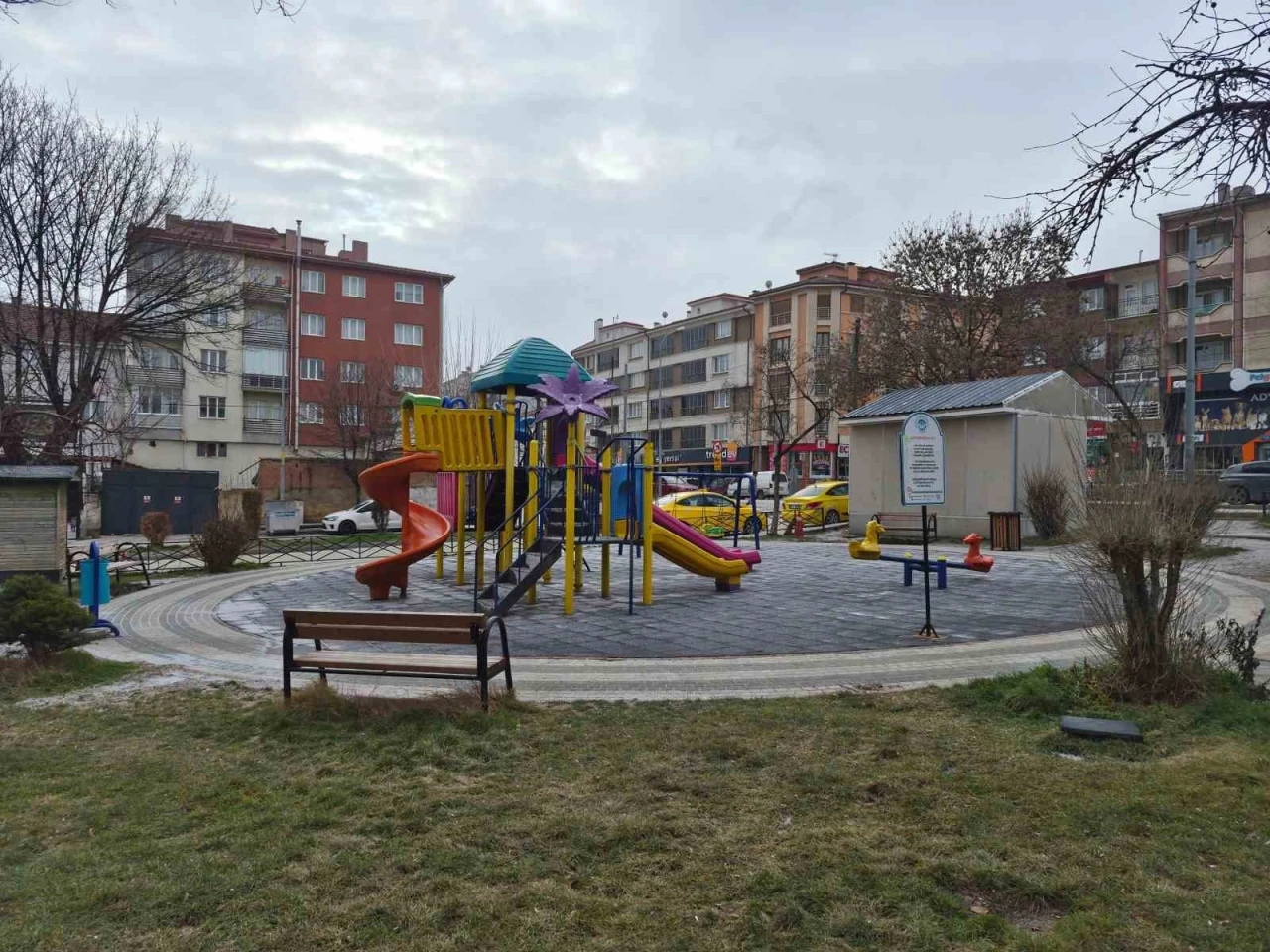 Salıncaklar boş kaldı, park sessizliğe b&uuml;r&uuml;nd&uuml;
