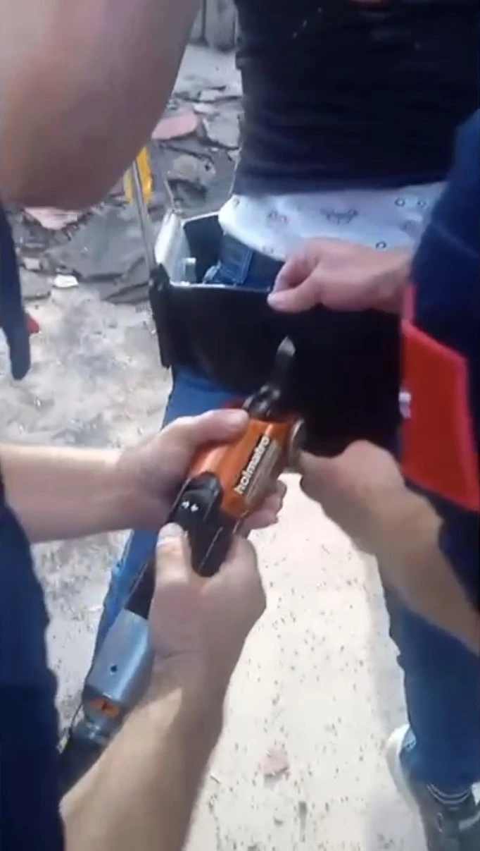 Salıncakta sıkışan çocuğu itfaiyeciler kurtardı
