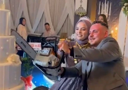 Salona paytonla geldiler, pastayı da motorlu testere ile kestiler
