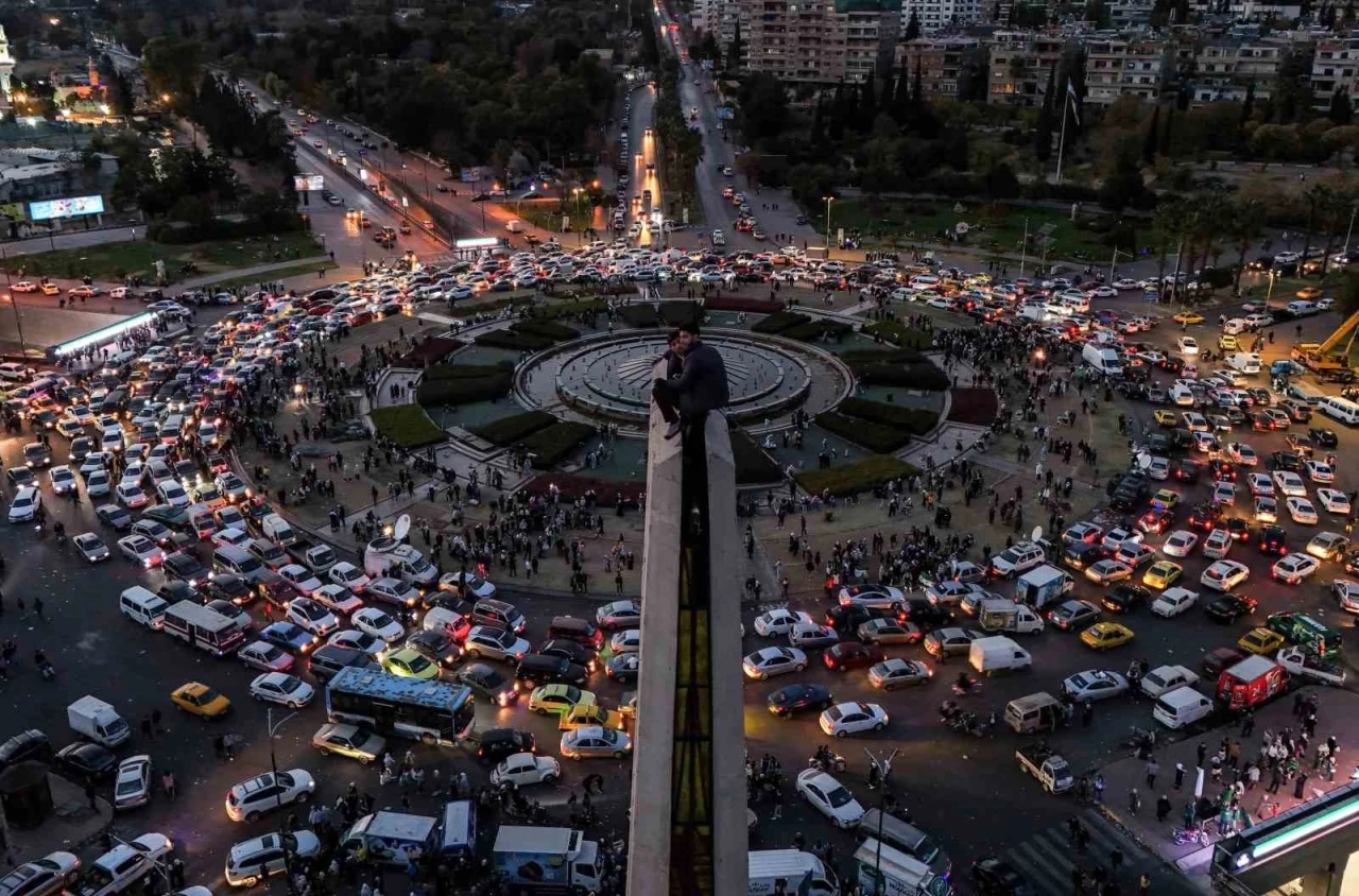 Şam’da Esad rejiminin devrilmesi trombon ve trampetlerle kutlandı