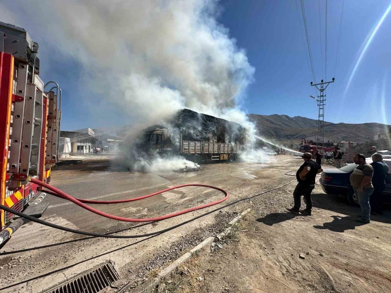 Saman yüklü kamyon elektrik tellerine takıldı, yangın çıktı
