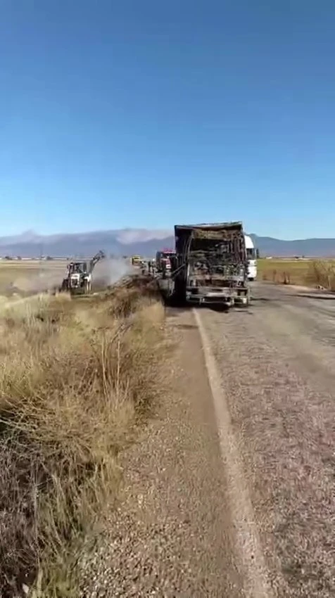 Saman yüklü kamyon yangın sonrası kullanılamaz hale geldi