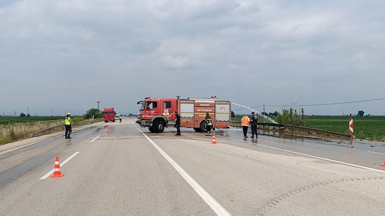 Saman y&uuml;kl&uuml; pikap alev aldı, s&uuml;r&uuml;c&uuml; ve yanındakiler son anda kurtuldu
