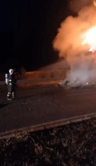 Saman yüklü tır alev topuna döndü