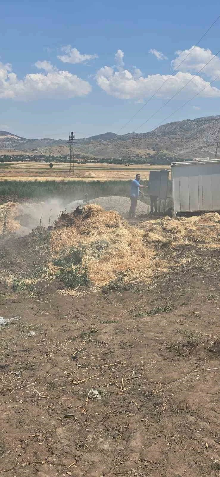 Saman yüklü tır çıkan yangında kül oldu
