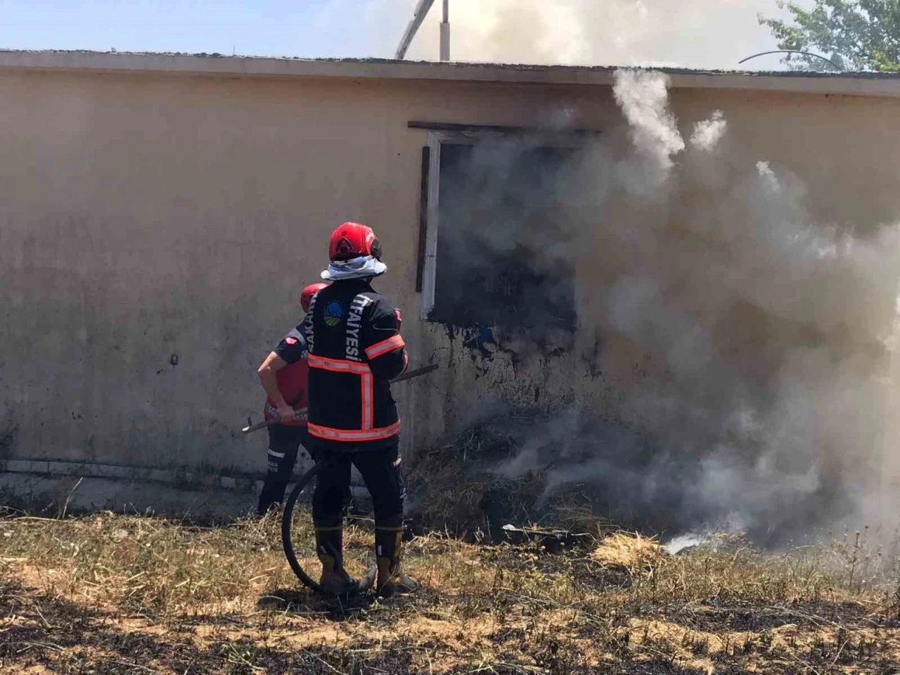 Samanlık deposunda yangın: 200 balya saman kül oldu
