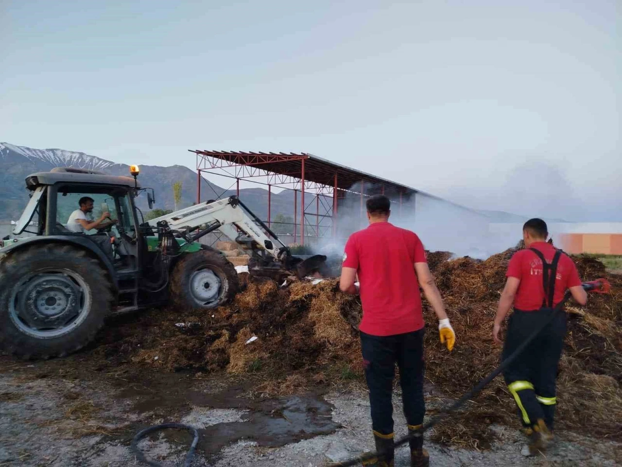 Samanlık yangını büyümeden söndürüldü
