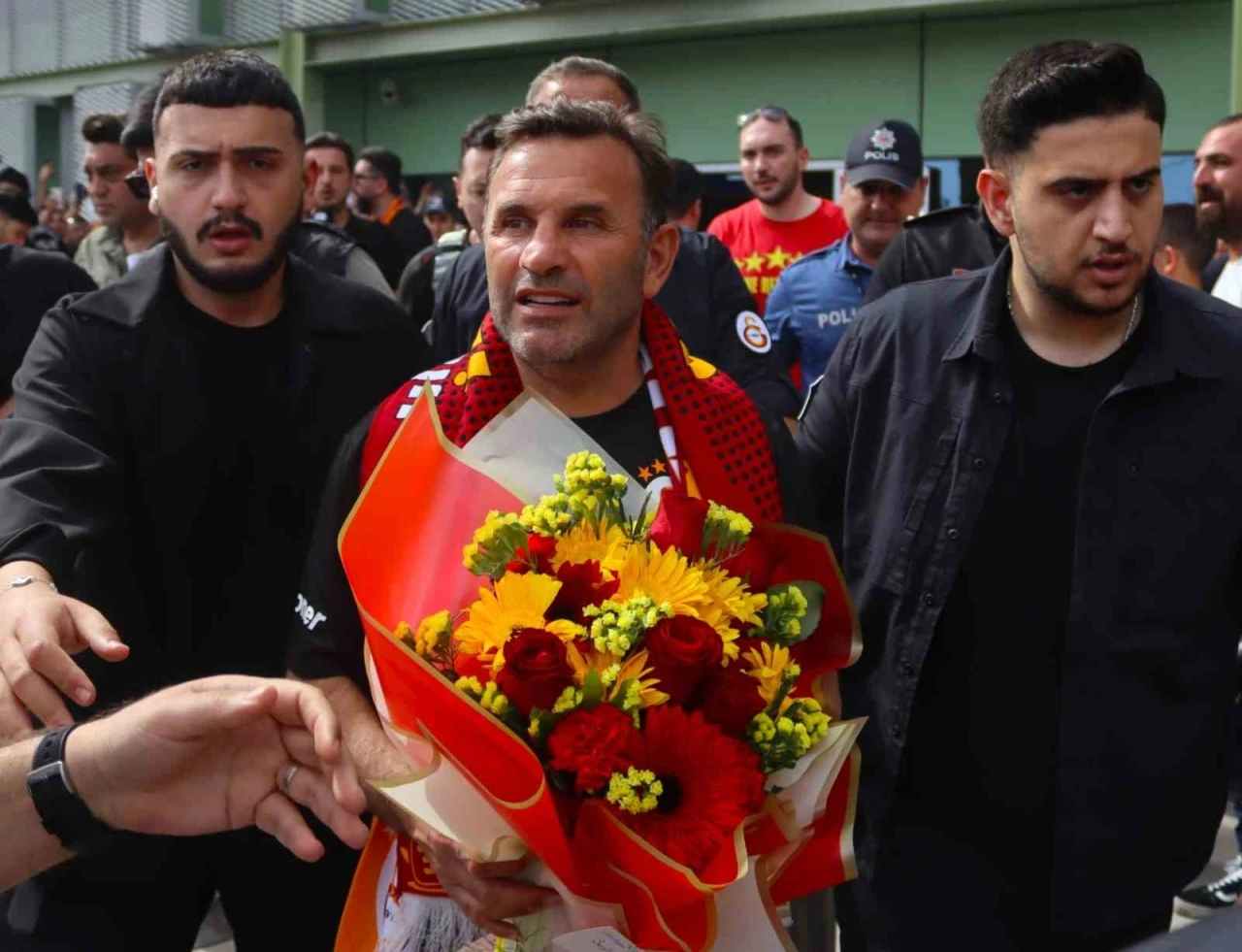 Şampiyon Galatasaray, İzmir’e geldi
