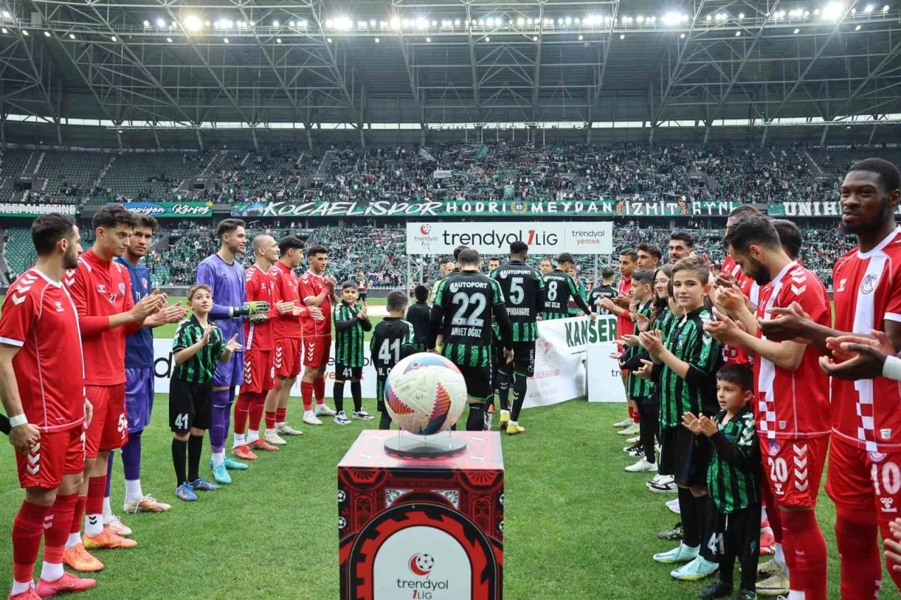 Şampiyon Kocaelispor son maçına alkışlarla çıktı
