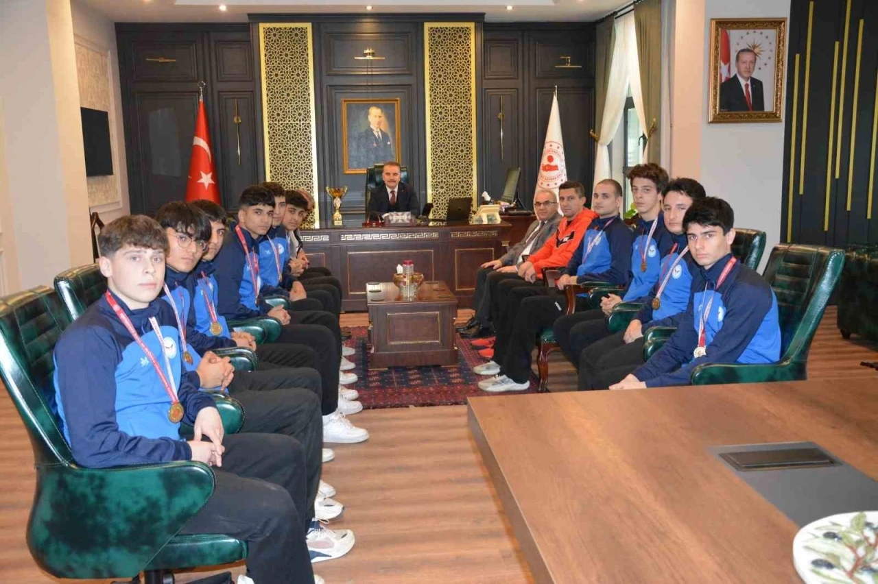 Şampiyon voleybolculardan Kaymakam Odabaş&rsquo;a ziyaret
