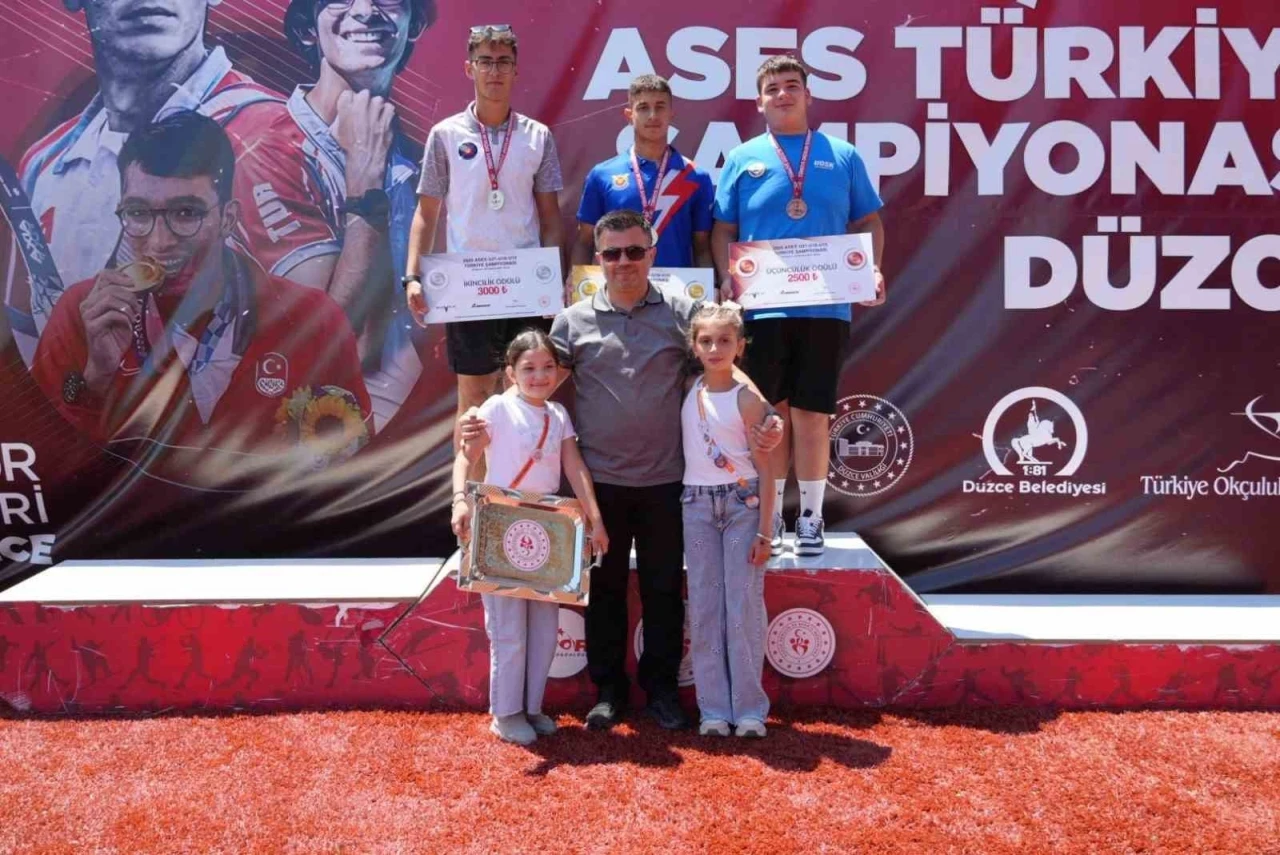 Şampiyonlar madalyaları ve ödüllerini aldı
