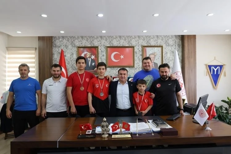 Şampiyonları makamında ağırladı
