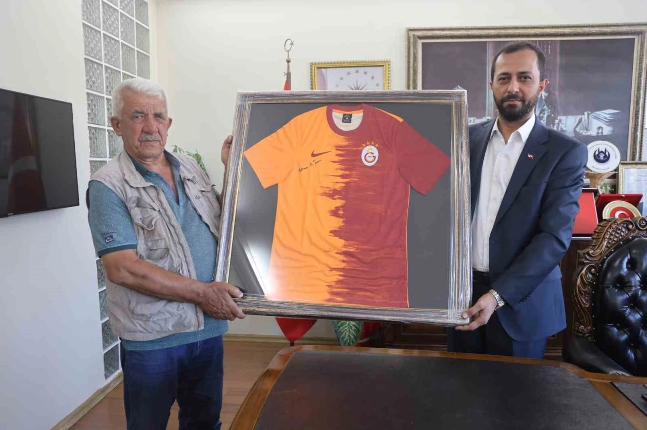 Şampiyonluk iddiasını kazanan Duran amca, kaymakam ve belediye başkanından forma aldı
