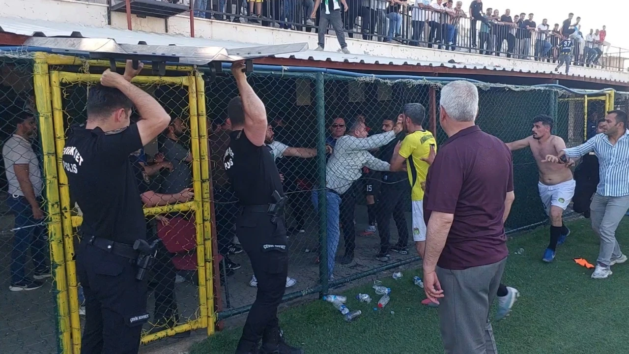 Şampiyonluk ma&ccedil;ı sonrası kavga: 5 kırmızı kart &ccedil;ıktı
