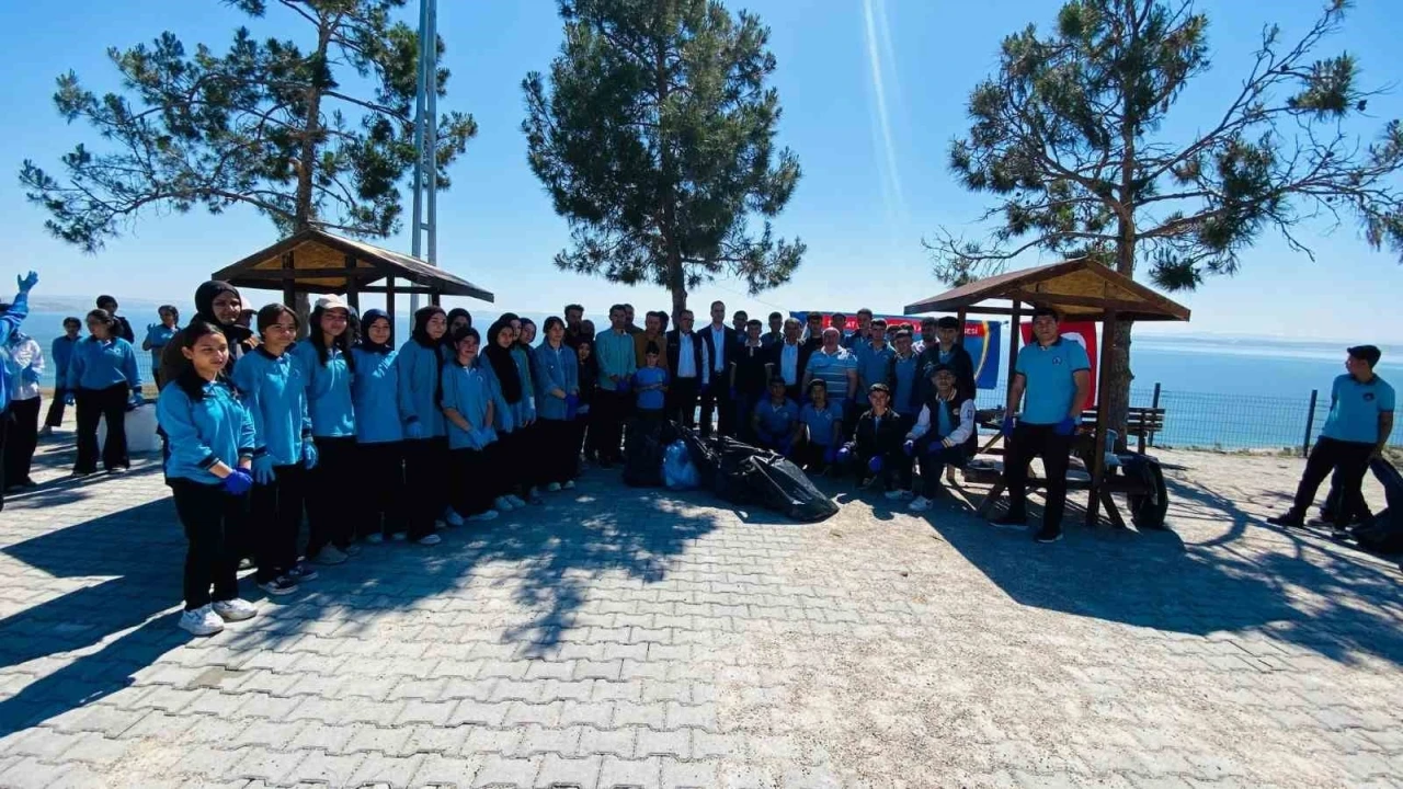 Samsat’ta protokol ve öğrenciler doğa temizliği yaptı
