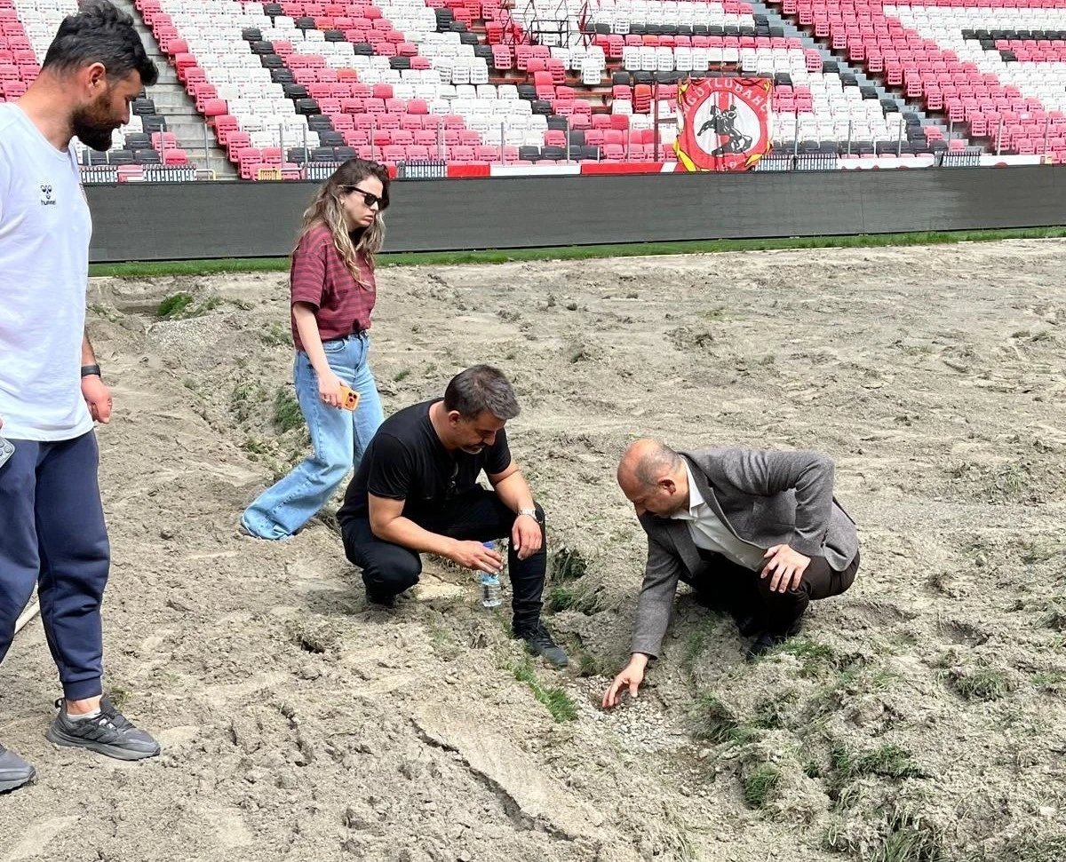 Samsun 19 Mayıs Stadı&rsquo;nın zemini yeni sezona hazırlanıyor
