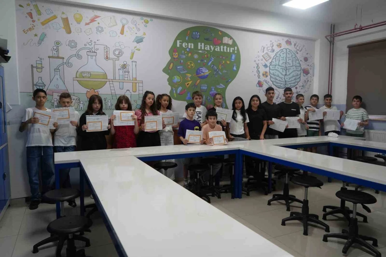 Samsun&rsquo;da 13 ikiz &ouml;ğrencinin karne heyecanı
