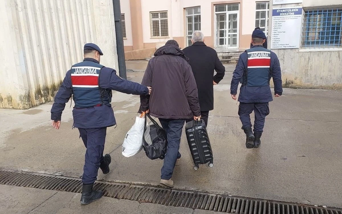 Samsun&rsquo;da 17 yıl hapis cezası bulunan baba ile 8 yıl hapis cezası olan oğlu yakalandı
