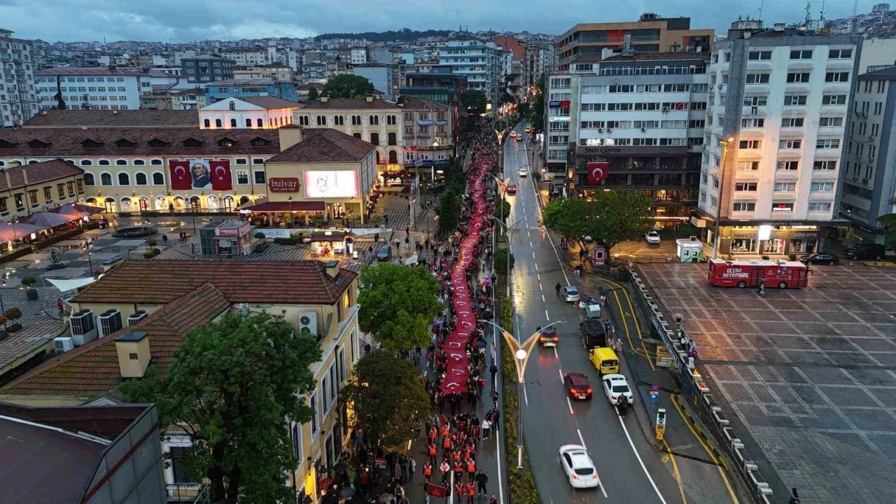 Samsun’da 1919 metrelik bayrakla yağmur altında &quot;Bayrak ve Fener Alayı&quot; yürüyüşü
