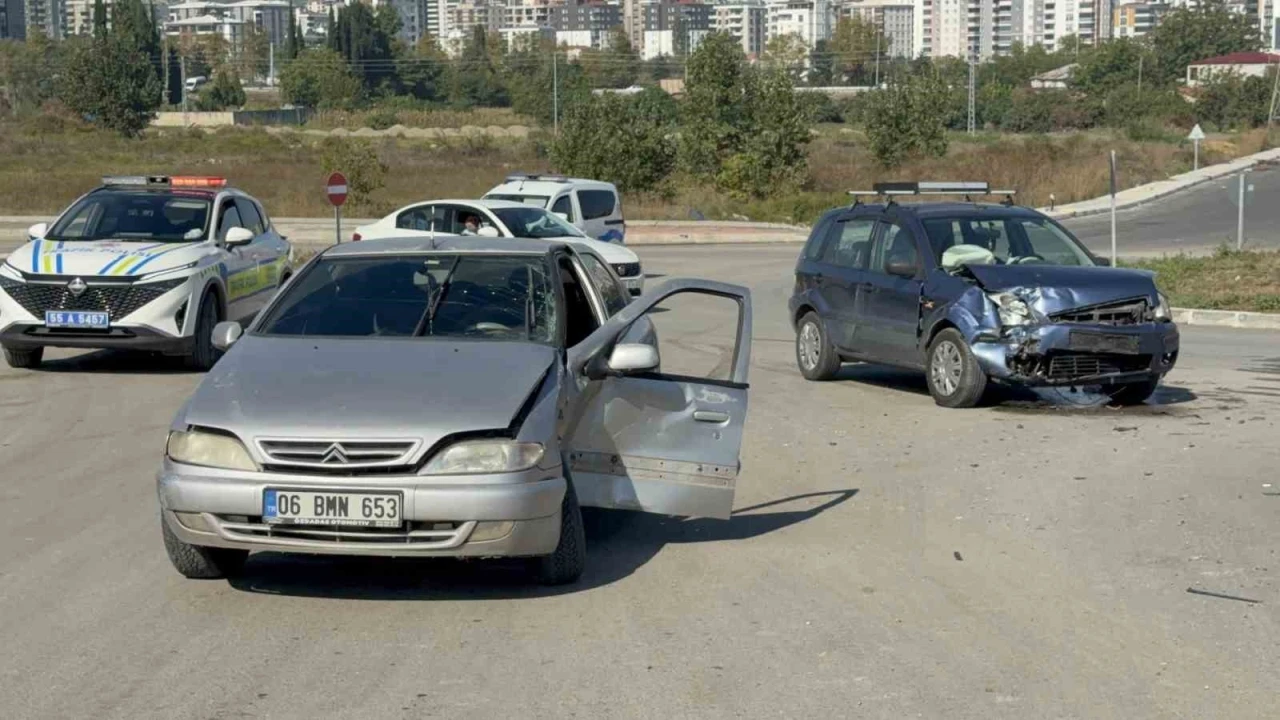 Samsun’da 2 otomobil çarpıştı: 2 yaralı
