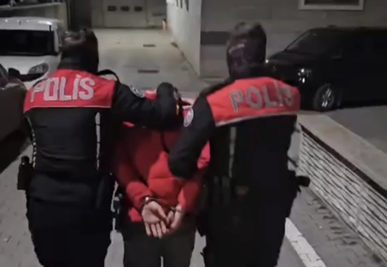 Samsun&rsquo;da 23 yıl 9 ay ve 4 yıl 2 ay hapis cezası bulunan 2 h&uuml;k&uuml;ml&uuml; yakalandı
