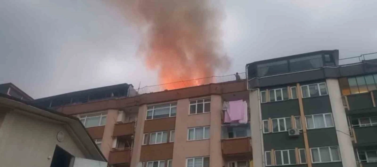 Samsun’da 9 katlı binanın çatı katında yangın
