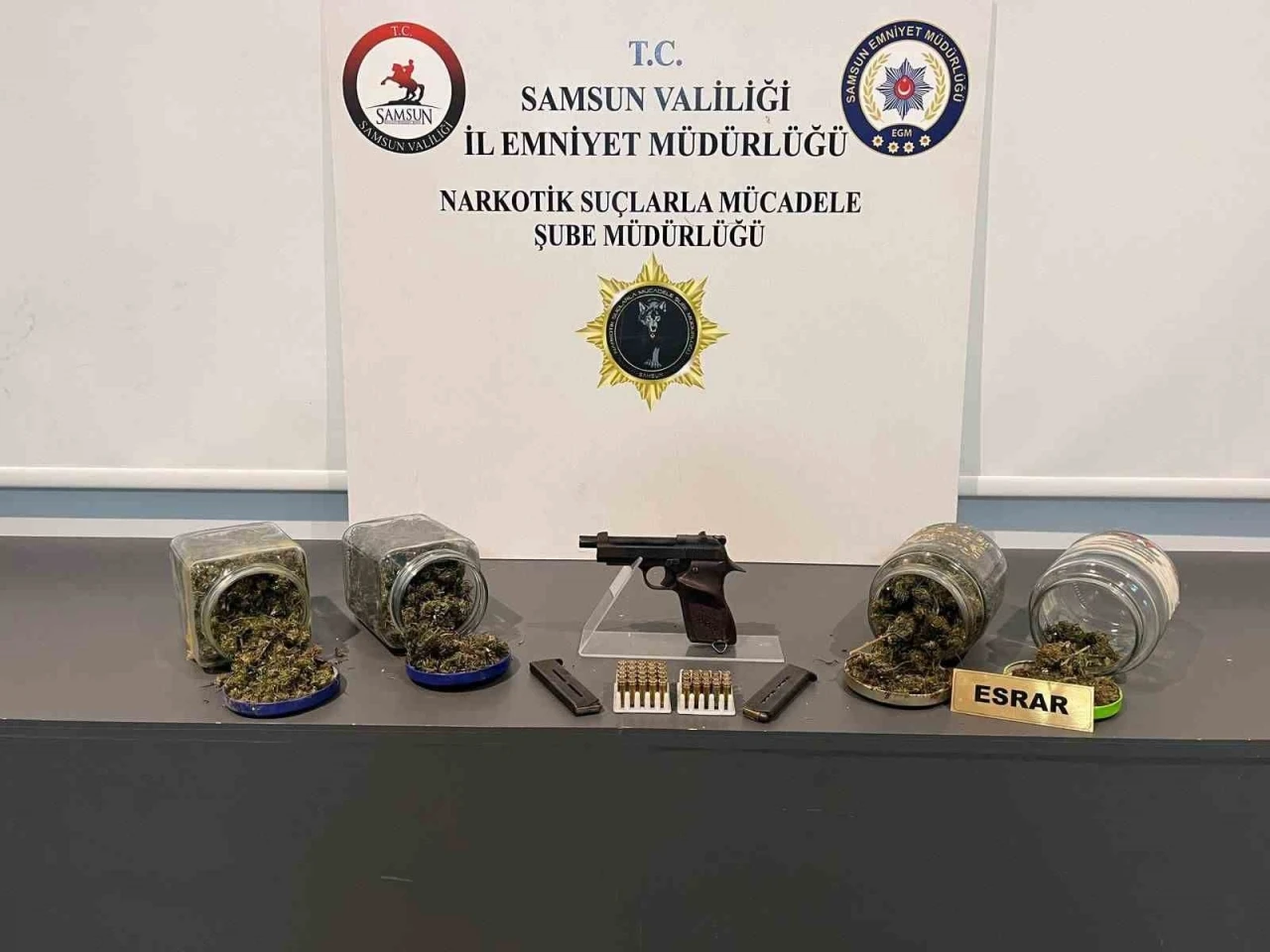 Samsun&rsquo;da bir kişi uyuşturucu ve silahla yakalandı
