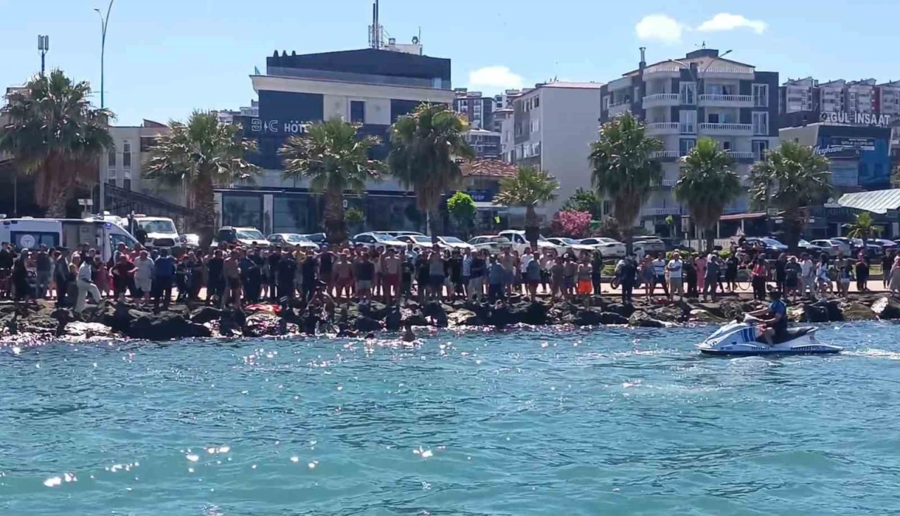 Samsun&rsquo;da denizde boğulma tehlikesi ge&ccedil;iren kişi hastaneye kaldırıldı: Durumu ağır
