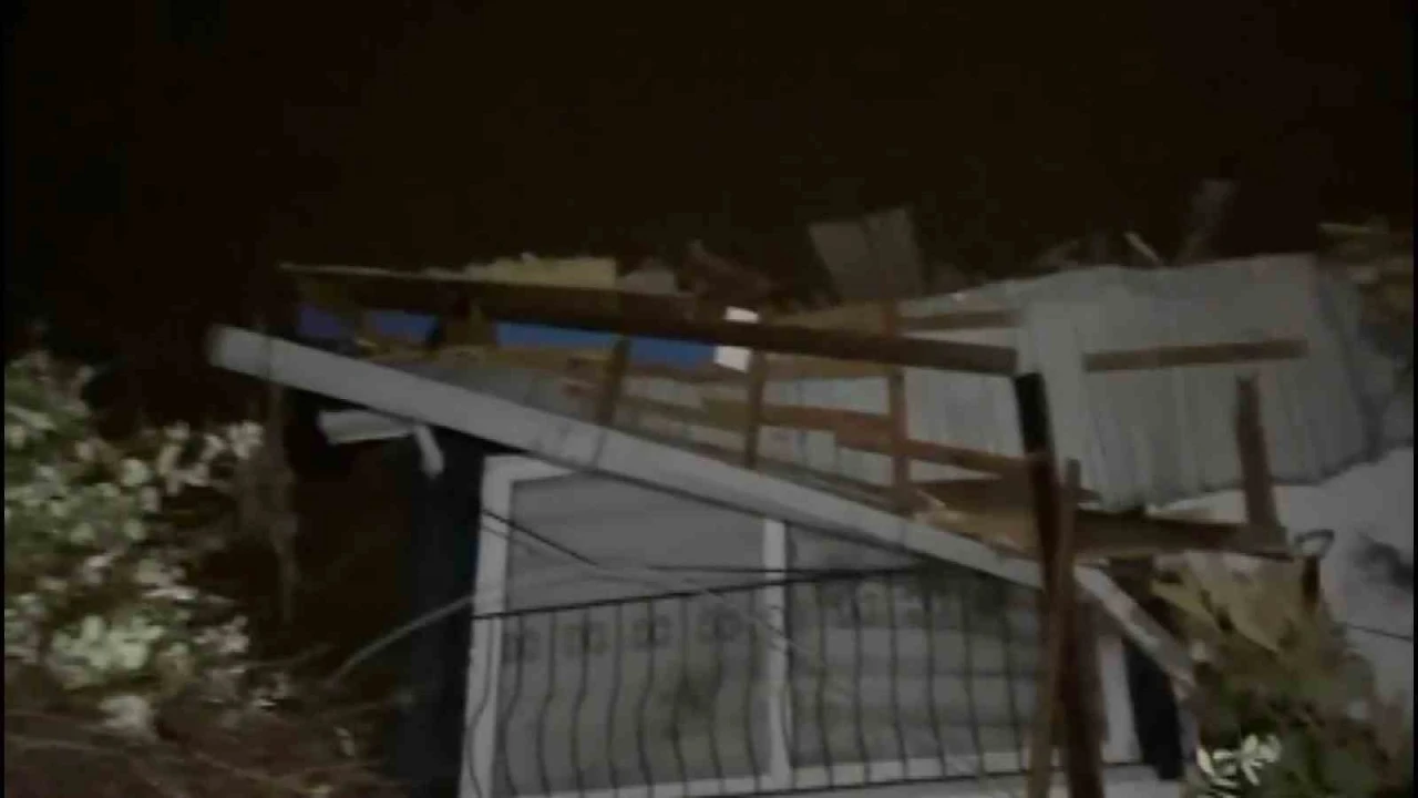 Samsun&rsquo;da fırtına etkili oldu: &Ccedil;atılar u&ccedil;tu, ağa&ccedil;lar devrildi
