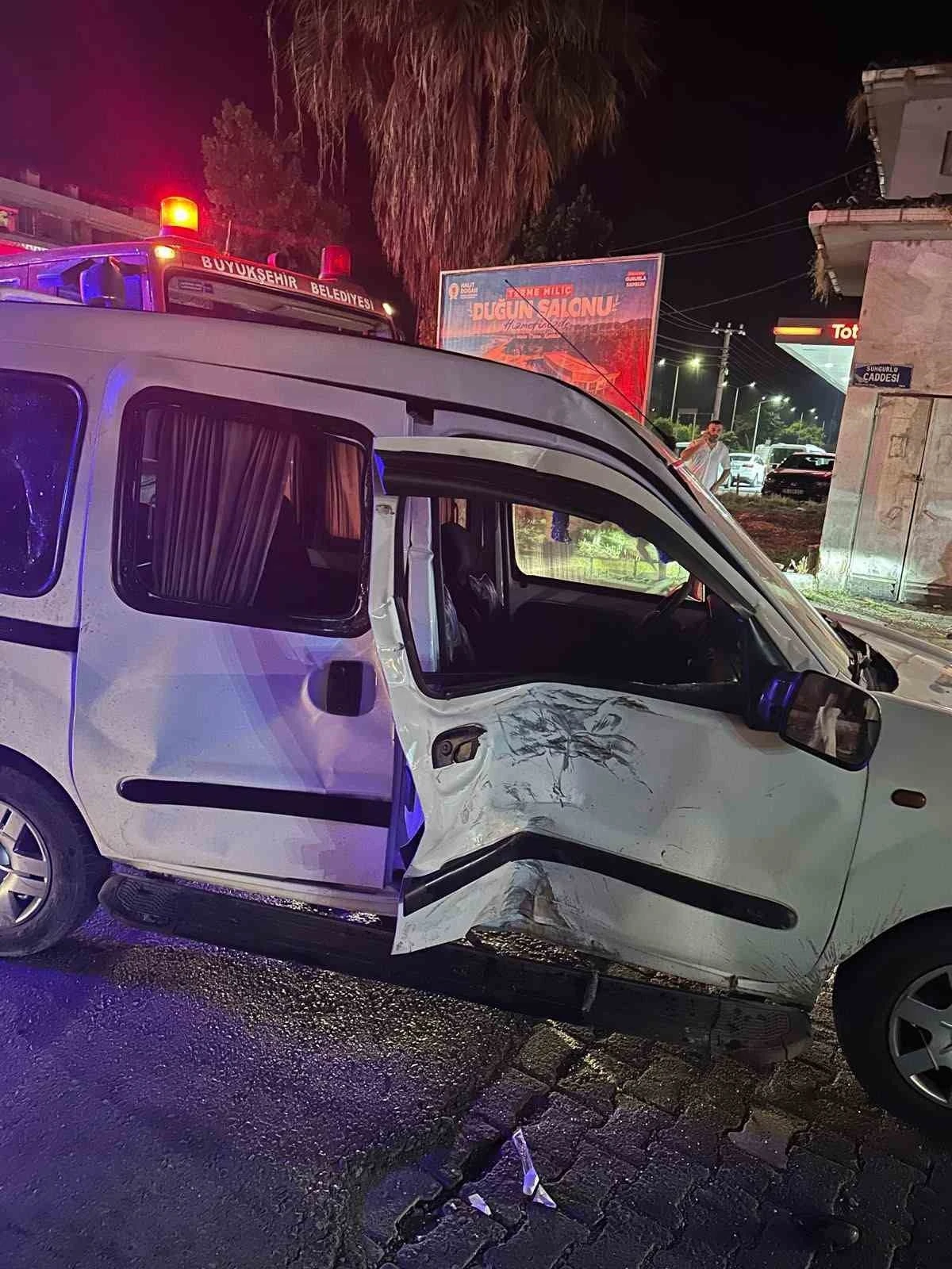 Samsun&rsquo;da hafif ticari ara&ccedil; ile motosiklet &ccedil;arpıştı: 5 yaralı
