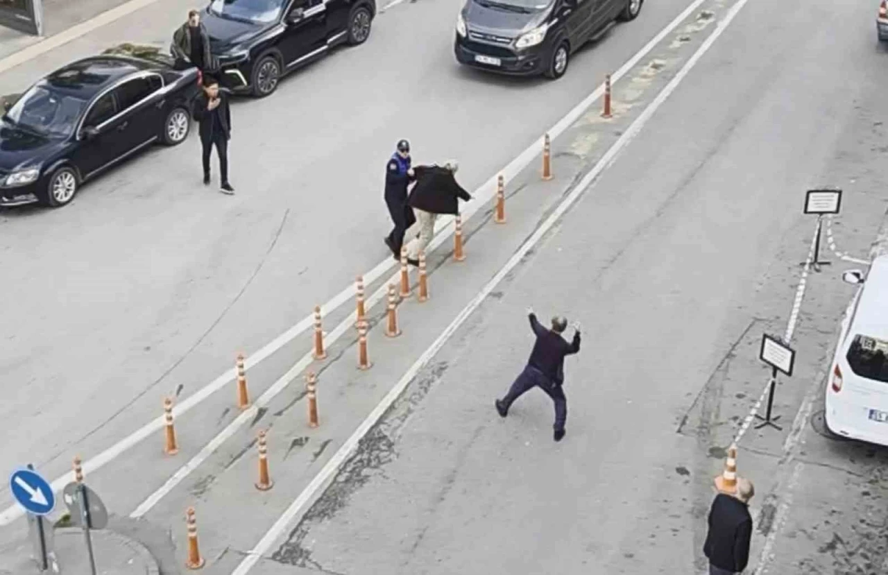 Samsun’da iki yaşlı adamın kavgasını araya girenler önledi

