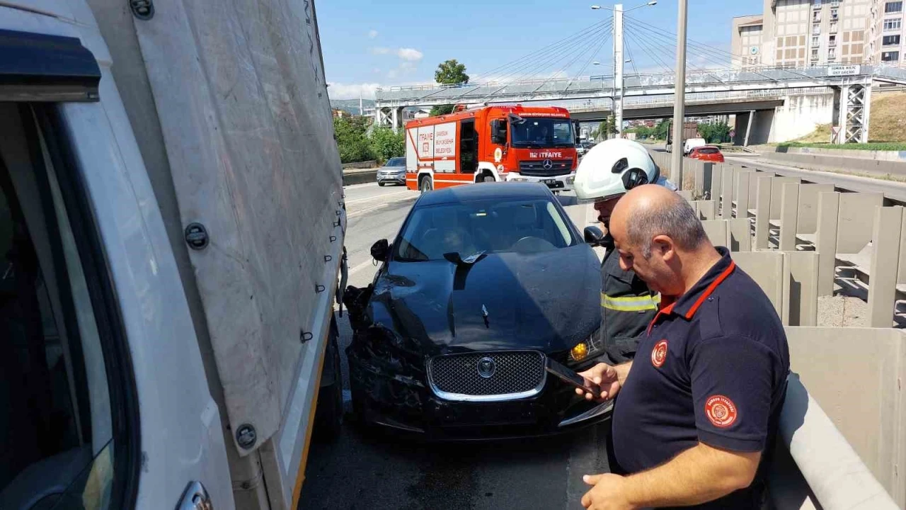 Samsun’da kamyon ile otomobil çarpıştı
