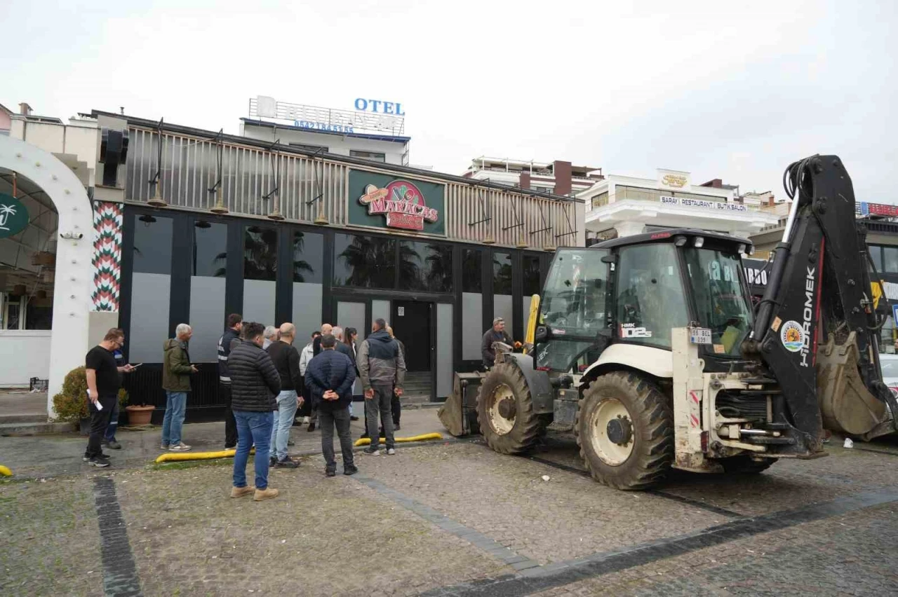 Samsun&rsquo;da mahkeme kararı sonrası eğlence mekanının yıkımı başladı
