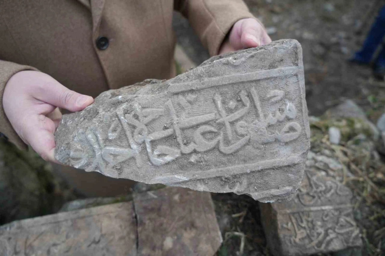 Samsun&rsquo;da mezarlığın altından tarih &ccedil;ıkıyor: Samsun yazılı mezar kitabesi, yeni tarihi mezarlar
