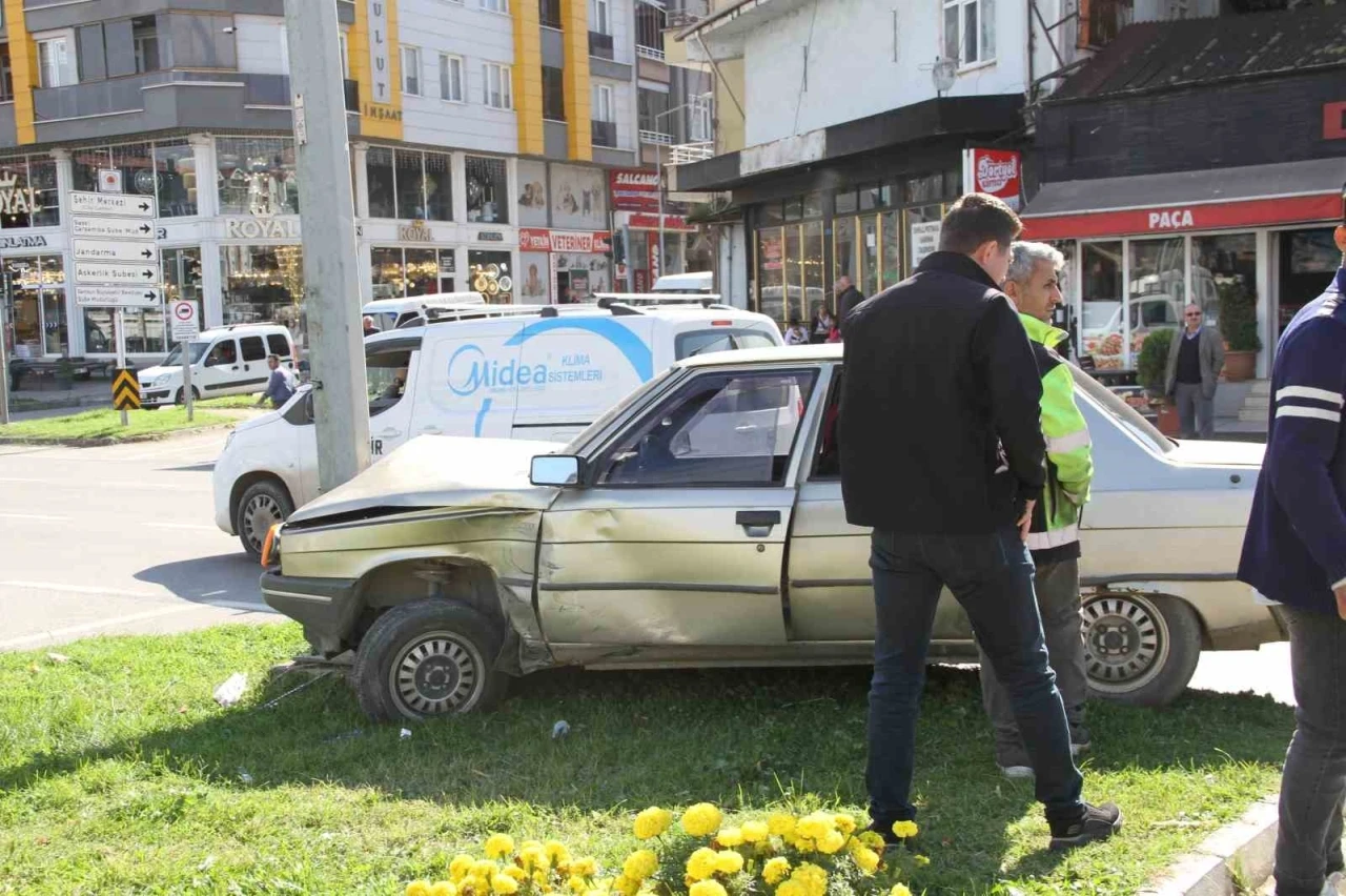 Samsun’da otomobil ile motosiklet çarpıştı: 2 yaralı
