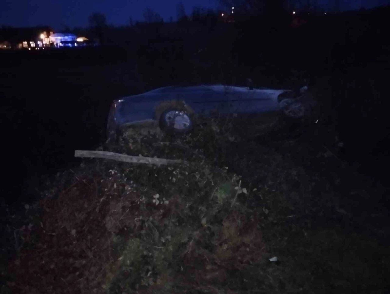 Samsun&rsquo;da otomobil şarampole yuvarlandı: 3 yaralı
