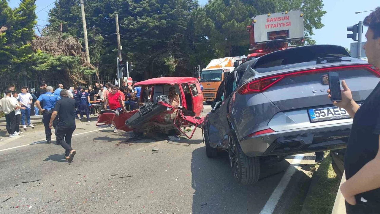 Samsun’da panelvan araç ile otomobil çarpıştı: 5 yaralı
