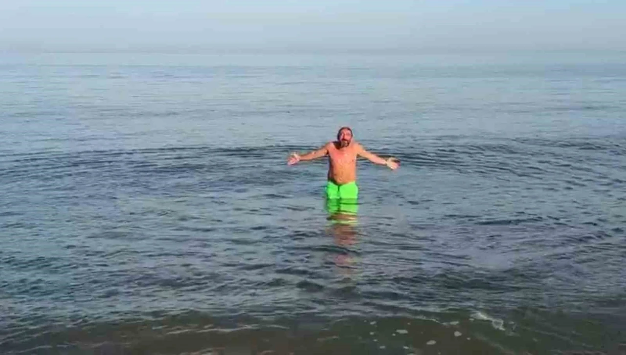 Samsun’da pastırma sıcakları vatandaşı denize çekti
