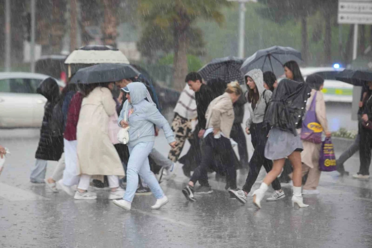 Samsun’da sağanak yağmur ve dolu hayatı olumsuz etkiledi
