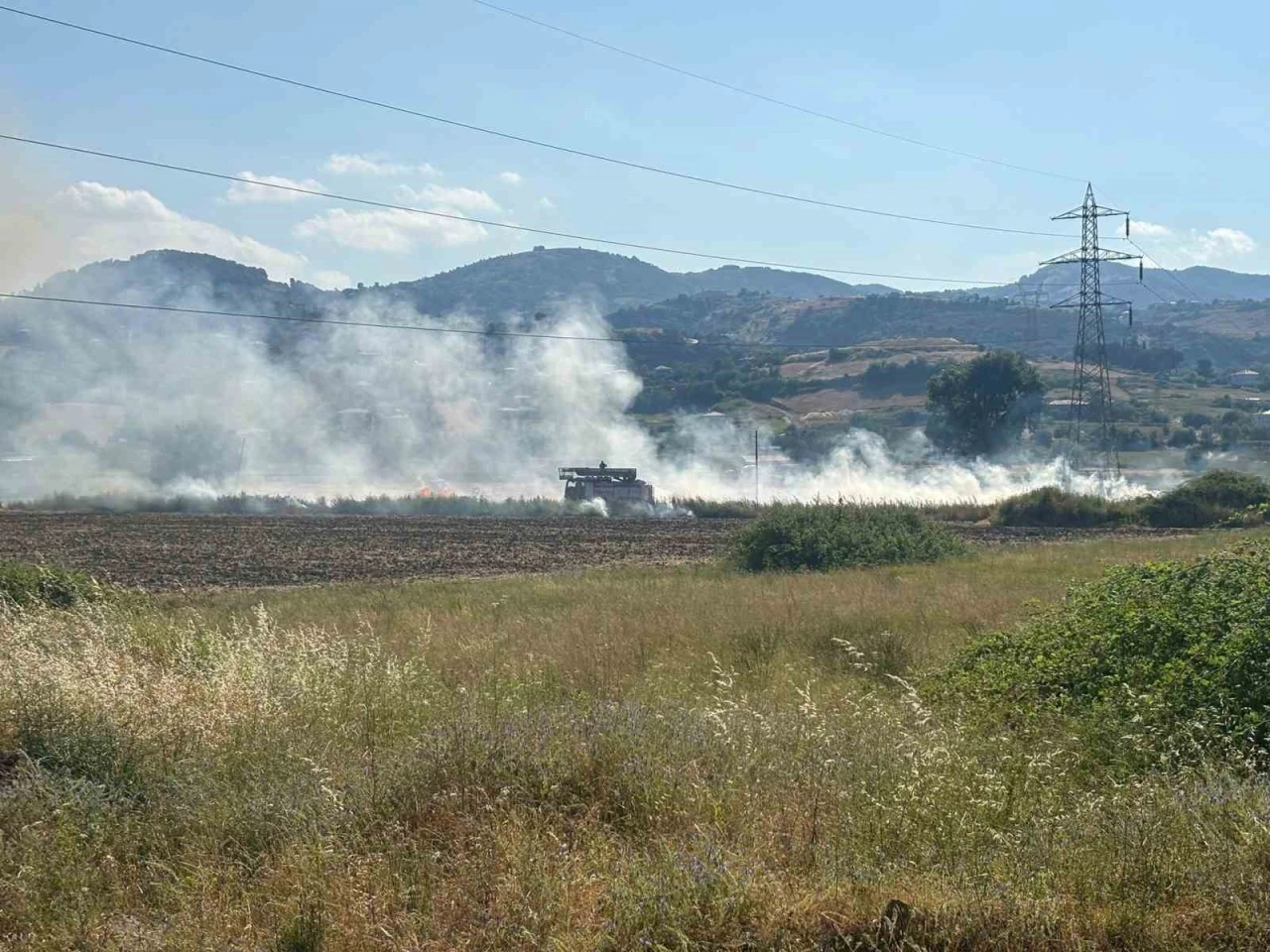 Samsun&rsquo;da samanlık alanda &ccedil;ıkan yangın s&ouml;nd&uuml;r&uuml;ld&uuml;
