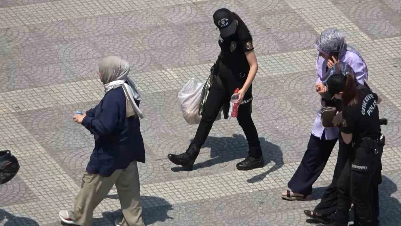 Samsun&rsquo;da sıcaktan bayılan kadının yardımına vatandaşlar ve polisler koştu
