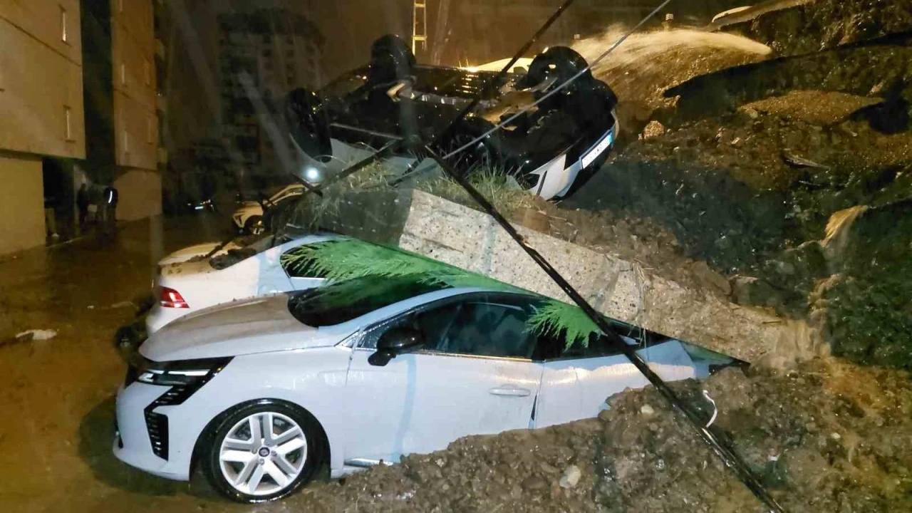 Samsun’da şiddetli yağış: İstinat duvarı araçların üzerine devrildi
