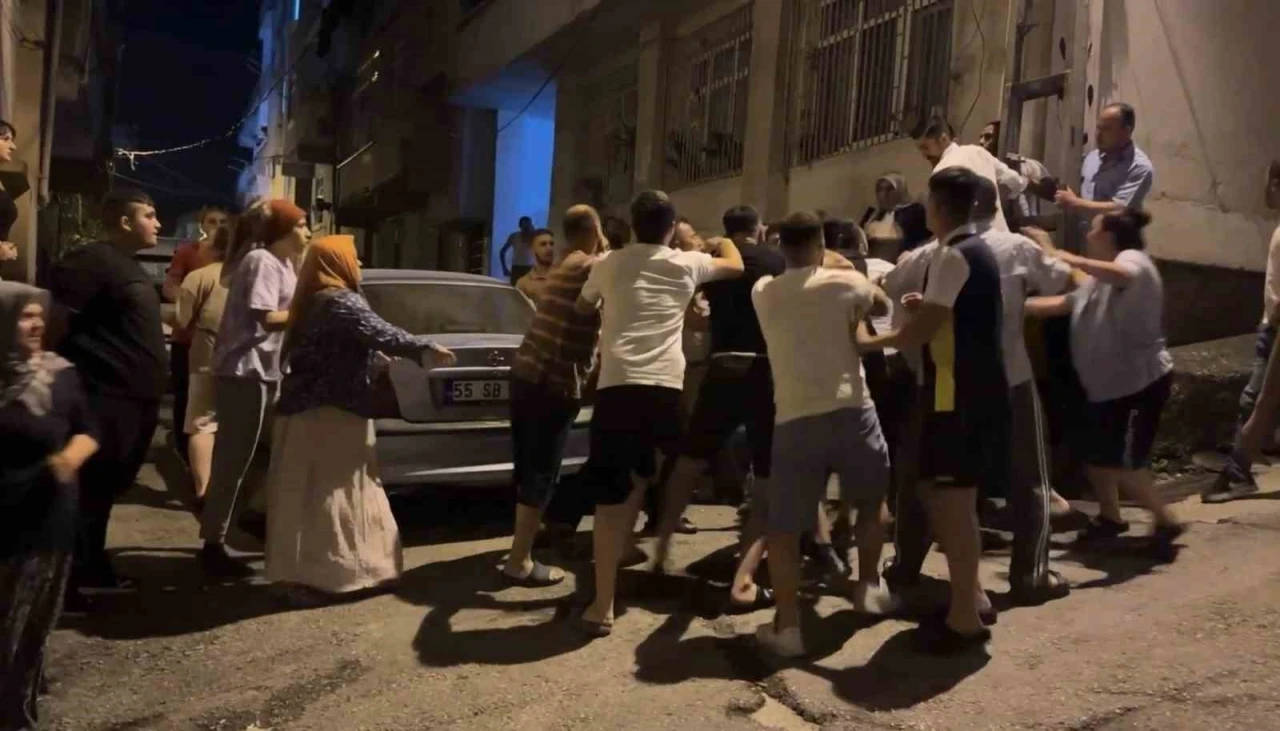 Samsun’da sokak ortasında park yeri kavgası: Tekme ve yumruklarla birbirlerine girdiler
