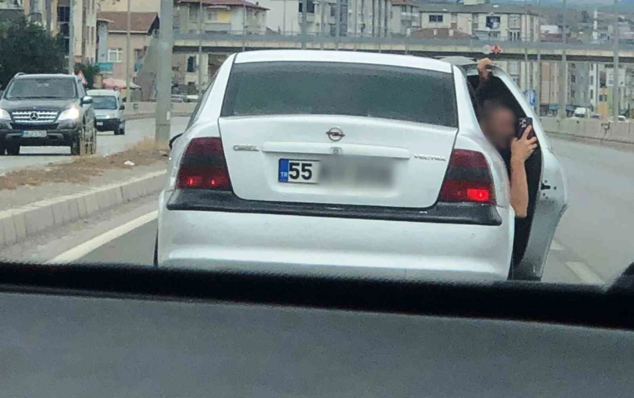 Samsun’da trafikte tehlikeli yarış: Kapıyı açıp video çektiler