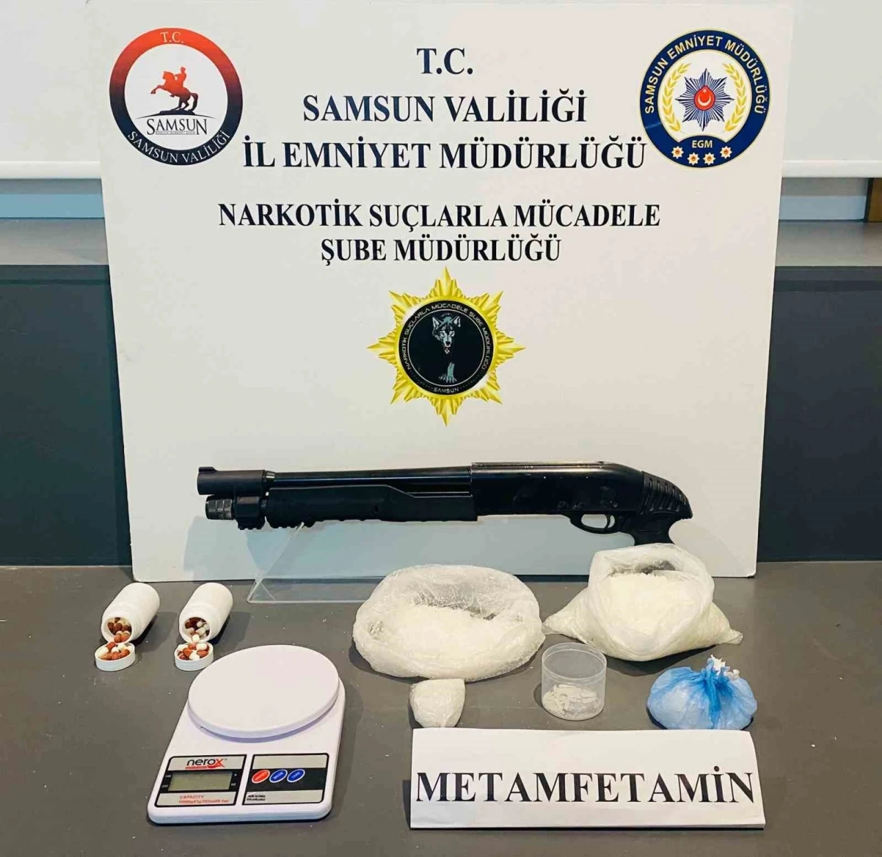 Samsun&rsquo;da zehir tacirlerine g&ouml;zaltı: 831 gram metamfetamin ele ge&ccedil;irildi
